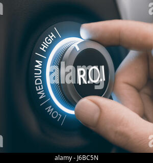 Girando a mano la manopola per selezionare un elevato ritorno sugli investimenti, nero e toni di blu. Concetto di ROI. Immagine composita tra una mano e la fotografia di un 3D backgrou Foto Stock