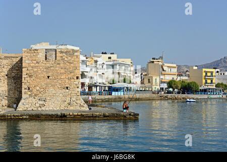 Angolo di kalés fortezza veneziana alla bocca del porto con vista sul lungomare, Ierapetra, Creta, Grecia, l'Europa. Foto Stock