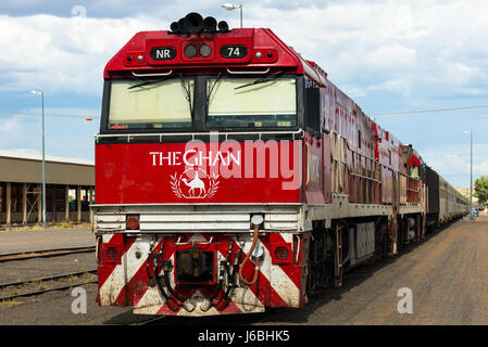 Il famoso treno Ghan ad Alice Springs alla stazione ferroviaria. L'Australia centrale. Foto Stock