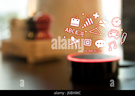 Home advisor , il riconoscimento vocale , intelligenza artificiale e dispositivo internet delle cose concetto. Le icone della tecnologia e cucina di sfocatura dello sfondo. Foto Stock