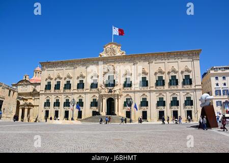 Vista l'Auberge de Castille (ufficio del Primo Ministro) in Castille Square con il Marmo Bianco Carrara scultura in marmo per il lato destro, Val Foto Stock