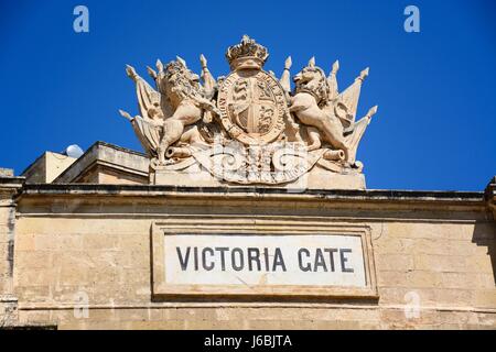 Vista dello stemma sulla parte superiore di Victoria Gate costruito dal calcare, La Valletta, Malta, l'Europa. Foto Stock