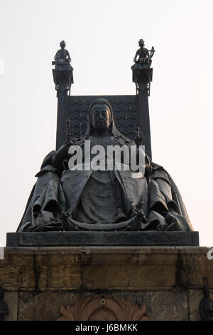 Statua della regina Victoria di fronte al Victoria Memorial in Kolkata nel febbraio 08, 2016. Foto Stock