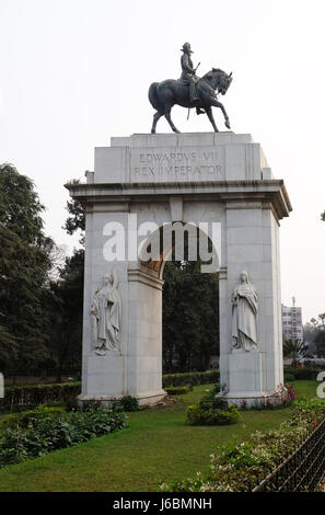 Statua di Re Edoardo, ingresso sud alla Victoria Memorial Hall, Kolkata, India Foto Stock