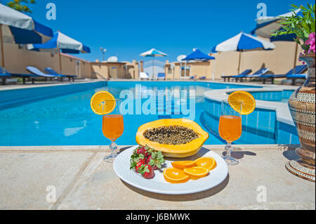 Villa di lusso show home in estate tropicale resort per vacanze con piscina e lettini per prendere il sole Foto Stock