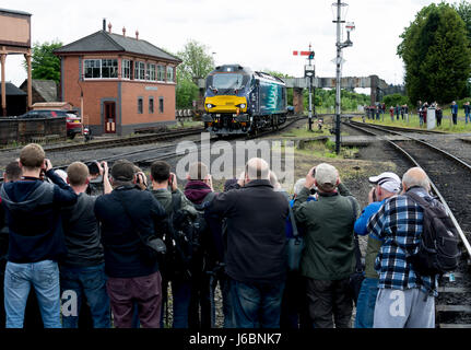 Gli appassionati di rampa di fotografare la nuova classe 88 locomotiva di Severn Valley Railway's 2017 Spring Festival Diesel, Kidderminster, Regno Unito Foto Stock