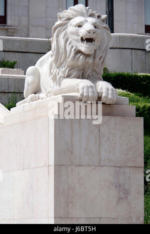 Lion custodendo il Palacio de Sao Bento, il parlamento portoghese edificio, a Lisbona, Portogallo. Foto Stock