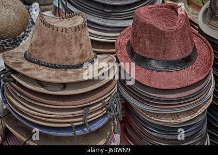 In un vecchio mercato partite di colorated cappelli come vestiti di sfondo Foto Stock