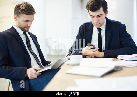 Due giovani broker avente pausa tra il lavoro Foto Stock