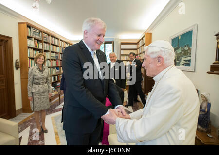 Il Primo Ministro bavarese Horst Seehofer, incontra Papa emerito Benedetto XVI il Papa Benedetto XVI il novantesimo compleanno in Vaticano. Dotato di : l esortazione di Papa Benedetto XVI in cui: Roma, Italia Quando: 17 Apr 2017 Credit: IPA/WENN.com * * disponibile solo per la pubblicazione in UK, USA, Germania, Austria, Svizzera** Foto Stock