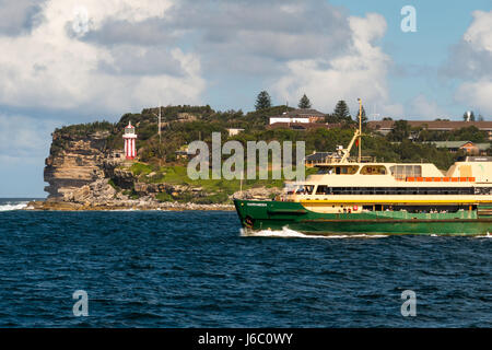 Manly traghetto al Porto di Sydney con Hornby Lighhouse. Australia. Foto Stock
