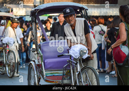 Chiang Rai, Thailandia : Dicembre 29, 2016. Offerte floreali Festival 1a volta del tradizionale rendendo merito cerimonia. Le sfilate. Foto Stock