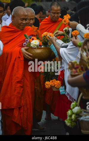 Chiang Rai, Thailandia : Dicembre 29, 2016. Offerte floreali Festival 1a volta del tradizionale rendendo merito cerimonia.Phradhammarajanuwatra ricevere fiore Foto Stock