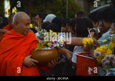 Chiang Rai, Thailandia : Dicembre 29, 2016. Offerte floreali Festival 1a volta del tradizionale rendendo merito cerimonia.Phradhammarajanuwatra ricevere fiore Foto Stock