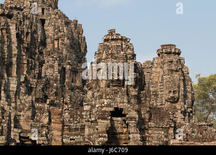 Due torri per il livello superiore del tempio Bayon scolpiti con le facce del Buddha e Re Jayavarman in Angkor Wat complessa Foto Stock