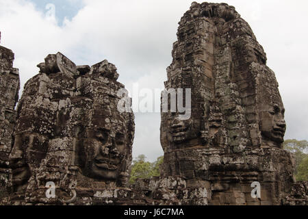 Due torri e tre facce visibili al tempio Bayon in Angkor Wat complessa Foto Stock