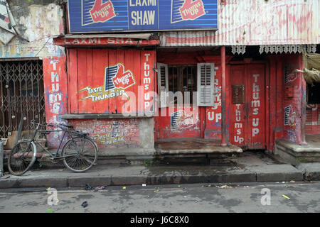 Coloratissima casa indiana. Luminoso edificio rosso in Kolkata, India nel febbraio 09, 2016. Foto Stock