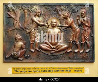 Bassorilievo sulla parete del tempio Jain in Kolkata, West Bengal, India Foto Stock