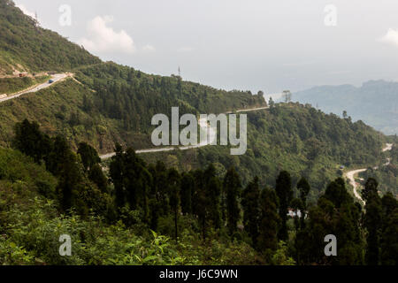 La strada serpente attraverso le colline vicino Thimphu in Bhutan preso durante il viaggio. Foto Stock