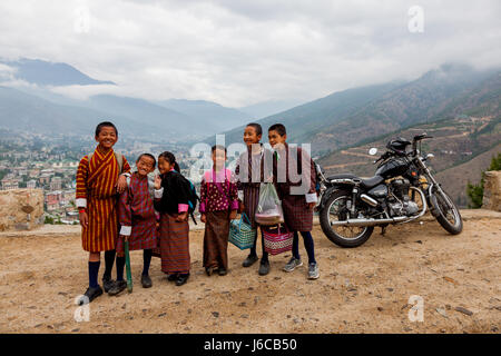 Schoolgoing kids a Thimphu Bhutan Foto Stock