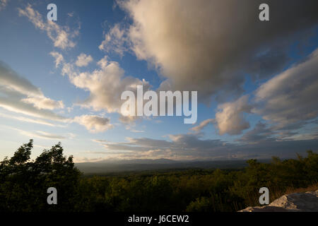 Vista dalla montagna Shawangunk Scenic Byway, o si affacciano, sulla rotta 44/55 in stato Minnewaska Park, nello Stato di New York, Stati Uniti d'America. Foto Stock