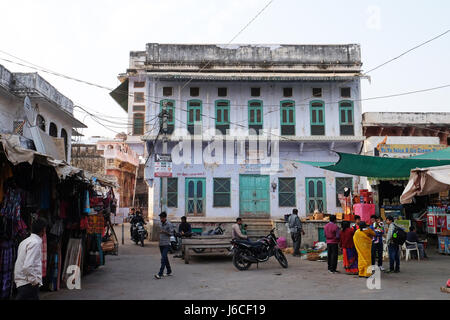 La gente a piedi attorno al centro di Pushkar, India. La città è una delle cinque dhams sacro per i fedeli indù, in Pushkar, R Foto Stock