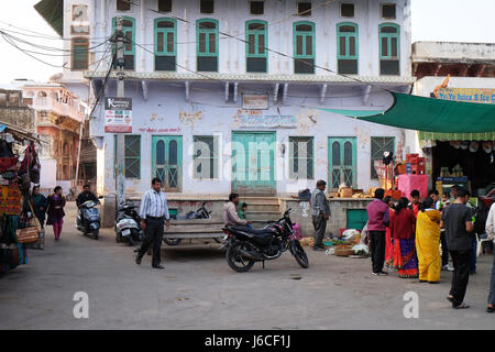 La gente a piedi attorno al centro di Pushkar, India. La città è una delle cinque dhams sacro per i fedeli indù, in Pushkar, R Foto Stock