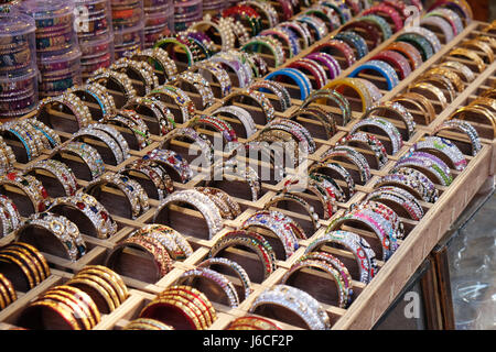 La tradizione indiana schiave con colori e motivi diversi, Pushkar, India il 17 febbraio 2016. Foto Stock