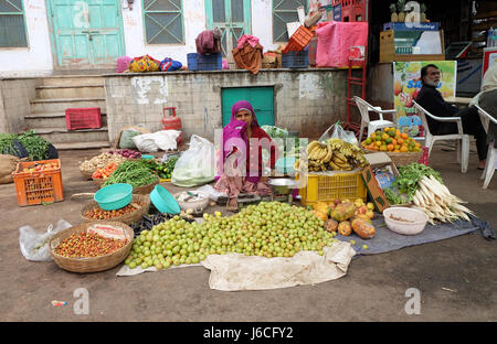 La donna per la vendita di frutta e verdura in una strada del mercato di Pushkar, Rajasthan, India, il 18 febbraio 2016. Foto Stock