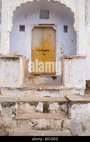 Decrepita porta in una vecchia casa in Pushkar, India il 18 febbraio 2016. Foto Stock