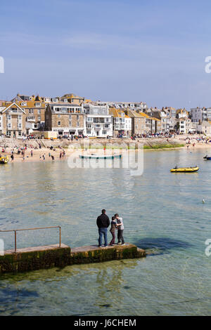 ST IVES, Cornwallis, UK- Aprile 18, 2017. Una vista del Cornish città turistica di St Ives con il suo porto, la baia e il mare in una giornata di sole con cielo blu Foto Stock