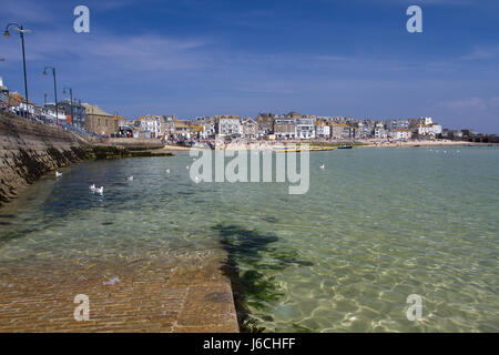 ST IVES, Cornwallis, UK- Aprile 18, 2017. Una vista del Cornish città turistica di St Ives con il suo porto, la baia e il mare in una giornata di sole con cielo blu Foto Stock