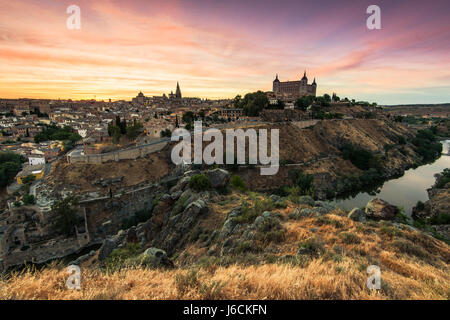 Colorato tramonto sulla splendida città di Toledo,Spagna e il fiume Tago Foto Stock