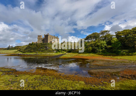 Il castello di Dunvegan sull'Isola di Skye in estate. Highlands, Scotland, Regno Unito Foto Stock