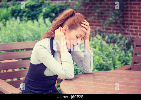 Ritratto sottolineato triste giovane donna all'esterno. Città urban life style lo stress Foto Stock