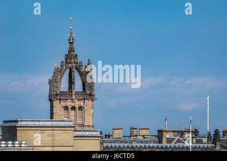 Chiusura del campanile della cattedrale di St Giles e vecchi tetti della città contro il luminoso cielo blu, Royal Mile di Edimburgo, Scozia, Regno Unito Foto Stock