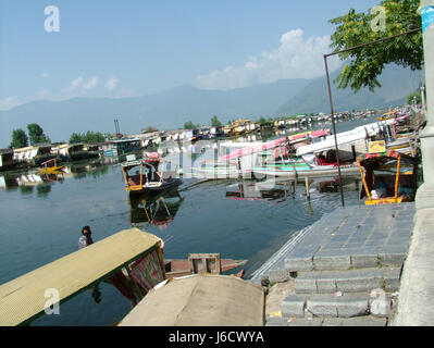 India, Kashmir, Srinagar, Shikara Boat, Casa Barca dal lago dal case galleggianti dietro le montagne Zabarwan (Foto Copyright © Saji Maramon) Foto Stock