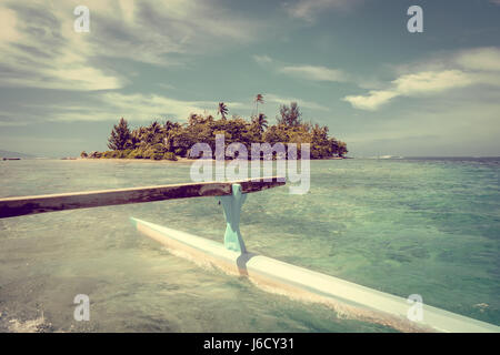 Pirogue sulla via del paradiso atollo tropicale nell'Isola di Moorea laguna. Polinesia francese Foto Stock