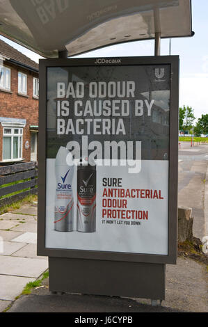 Assicurarsi che la pubblicità Affissioni su bus di JCDecaux shelter sito in Newport South Wales, Regno Unito Foto Stock