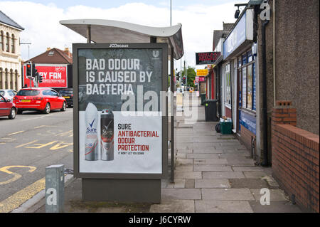 Assicurarsi che la pubblicità Affissioni su bus di JCDecaux shelter sito in Newport South Wales, Regno Unito Foto Stock