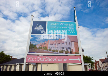 Loftus Garden Village housing development su brownfield ex fabbrica di Newport South Wales, Regno Unito Foto Stock