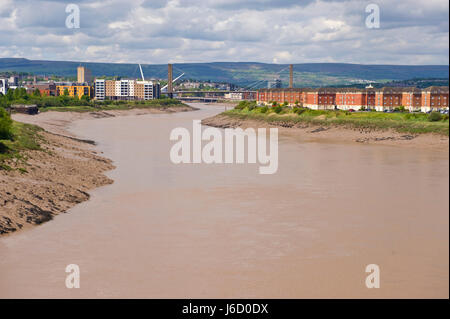 Il Fiume Usk & sviluppo di alloggiamento di Newport South Wales, Regno Unito Foto Stock