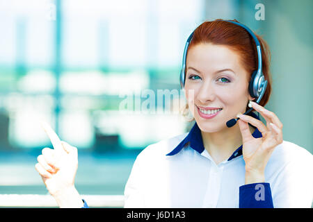 Closeup ritratto felice giovane donna d'affari di successo, rappresentante del servizio clienti, call center lavoratore, operatore, il personale di supporto che parla con hea Foto Stock