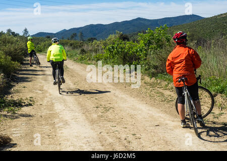 Tre cicloturisti cavalcare le loro biciclette titanio nelle campagne della provincia di Girona, Spagna. Foto Stock