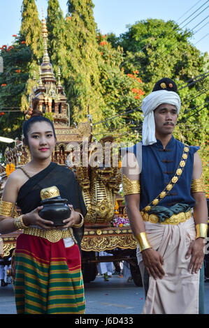 Chiang Rai, Thailandia : Dicembre 29, 2016. Offerte floreali Festival 1a volta del tradizionale rendendo merito cerimonia. Le sfilate. Foto Stock