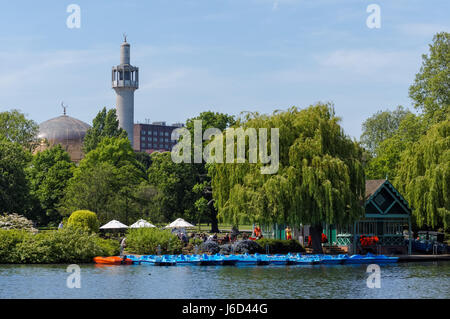 Gite in barca sul lago in Regent's Park con la London Central moschea in background, London, England, Regno Unito, Gran Bretagna Foto Stock