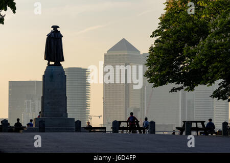 Statua del Generale James Wolfe affacciato sul Canary Wharf da Greenwich Park a Londra, Inghilterra, Regno Unito Regno Unito Foto Stock