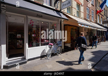 Negozi e ristoranti sulla Monmouth Street a Londra, Inghilterra, Regno Unito, Gran Bretagna Foto Stock