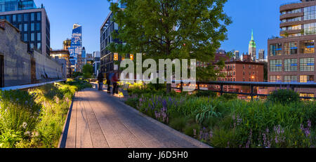 Highline vista panoramica al crepuscolo con le luci della città illuminata di grattacieli e grattacieli. Chelsea, Manhattan New York City Foto Stock