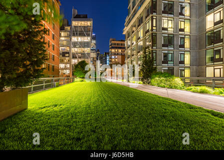 Highline promenade e prato al crepuscolo con le luci della città nel cuore di Chelsea. Manhattan, New York City Foto Stock